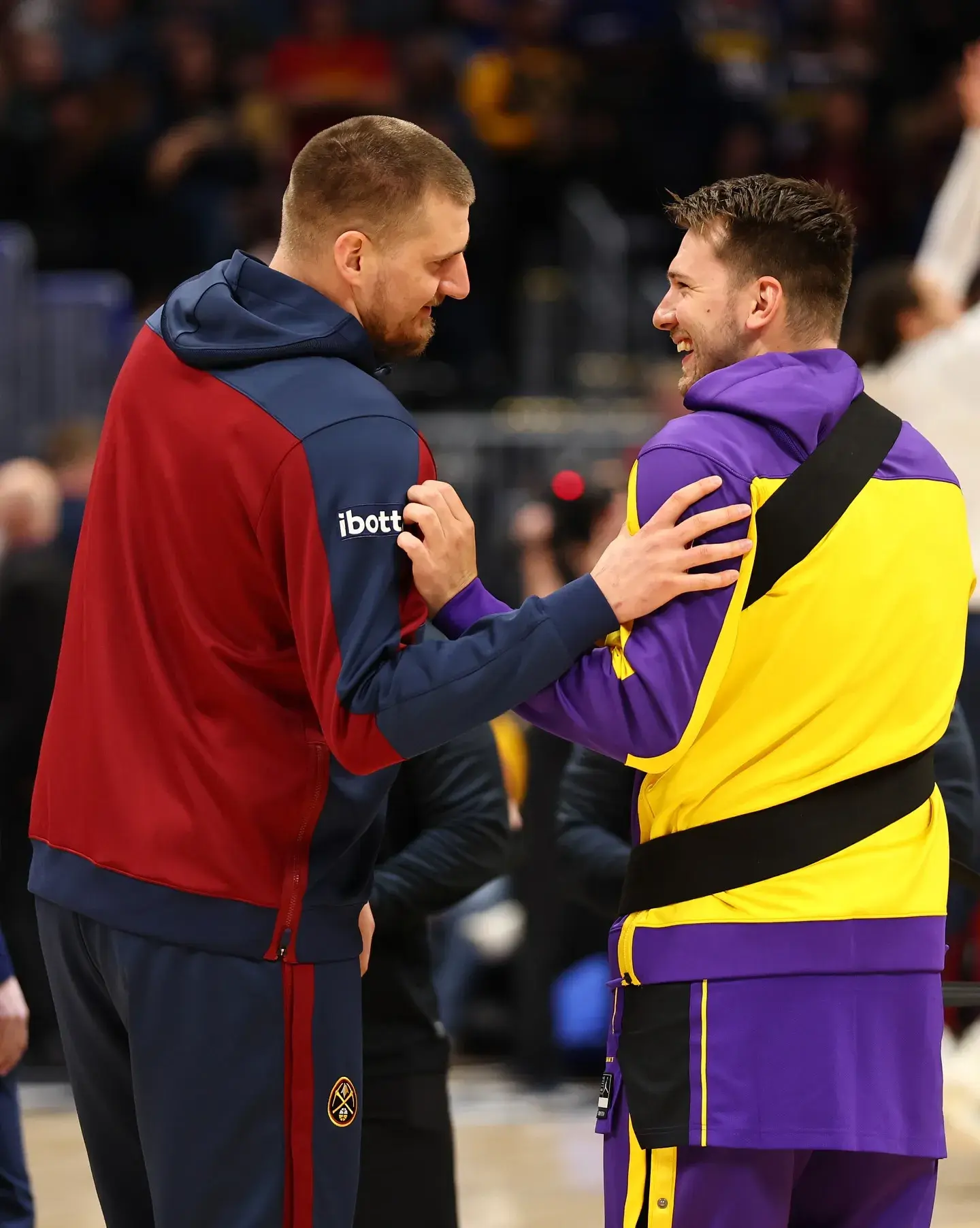 詹姆斯与湖, amp