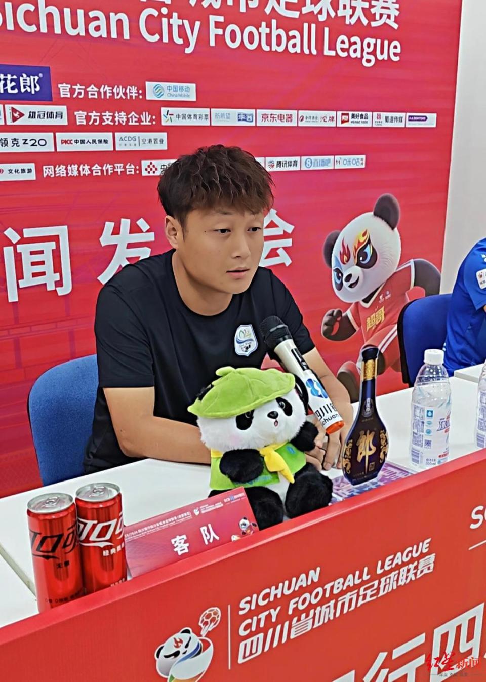 朋友们兴致, 触足球起